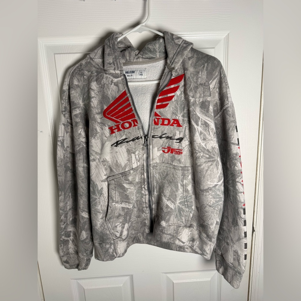 SOLD Hollister Gray and Red Men's Sweater - Picture 3 of 6